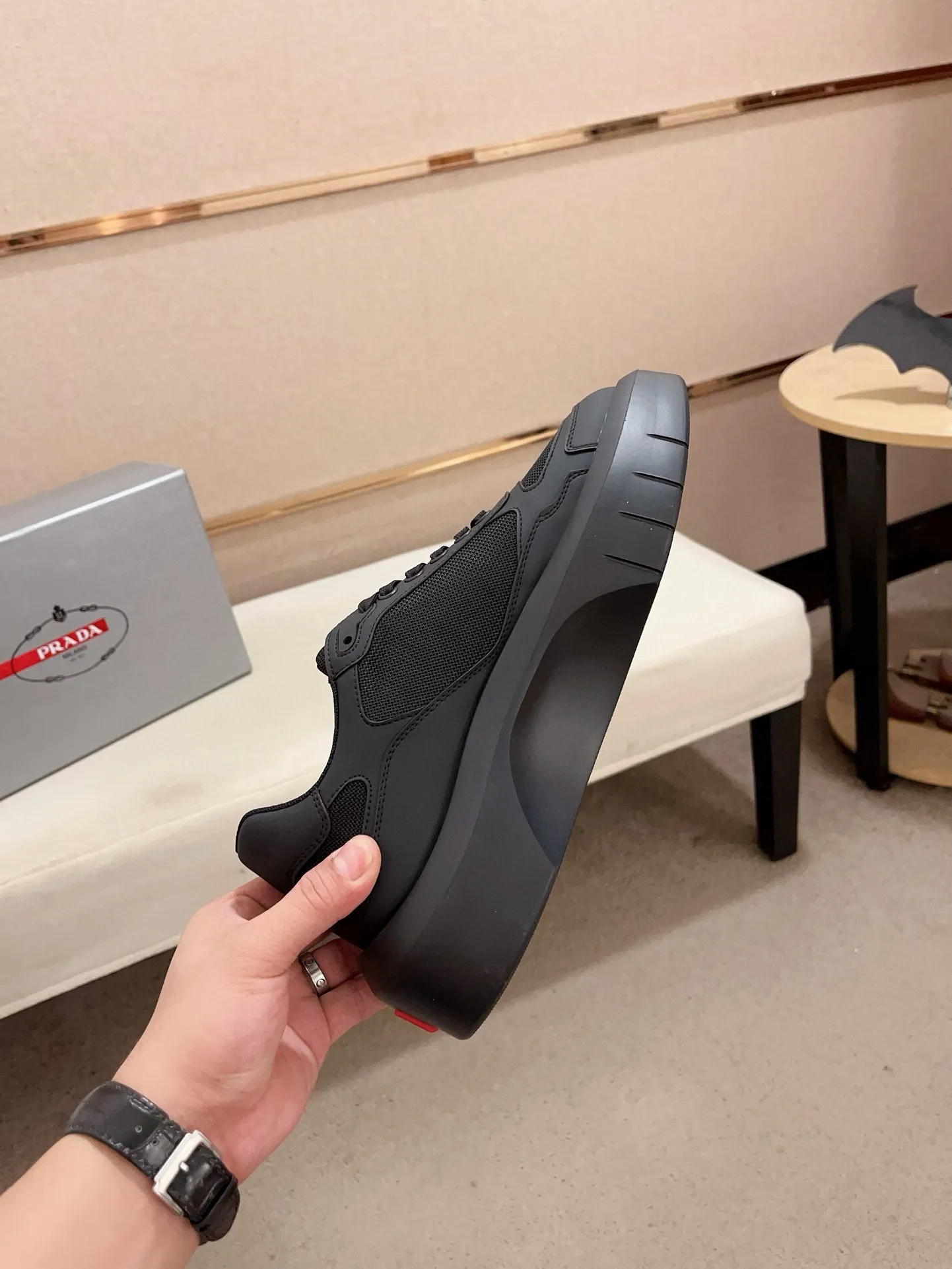 Factory price 620💰 ✔️✔️✔️Higher version High-quality new PRADA (Prada) counters are launched simultaneously. New men's shoes and 😘fabric are made of high-tech glue-spraying technology. Lining: Full cowhide lining. 👍🏿 High-end ☄️ air-cushion molded anti-slip rubber outsole, exquisite lines, simple and elegant, comfortable and high-end for leisure travel. Code number: 38 to 45 (can be customized to 46 to 47, non-refundable)